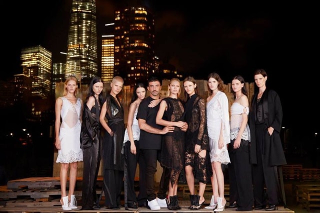 Divulgação Riccardo Tisci, nome por trás do sucesso comercial da Givenchy, convocou a artista Marina Abramovic para participar de sua primeira apresentação em Nova York e homenagear o 11 de setembro