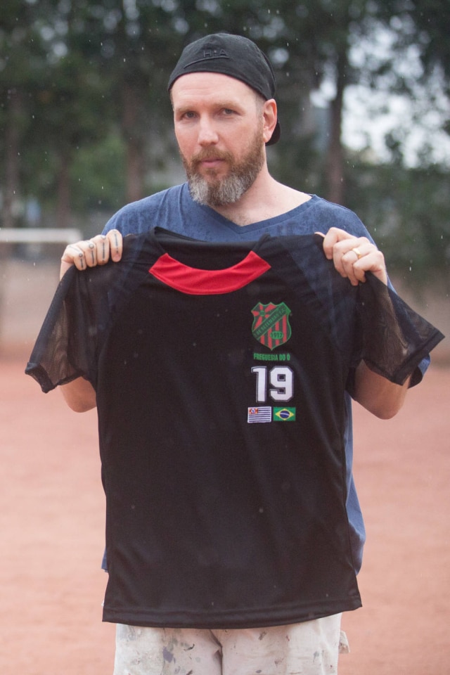 Amana Salles/ Divulgação O estilista Alexandre Herchcovitch apresenta camiseta criada em primeiro episódio do programa "Corre e Costura"