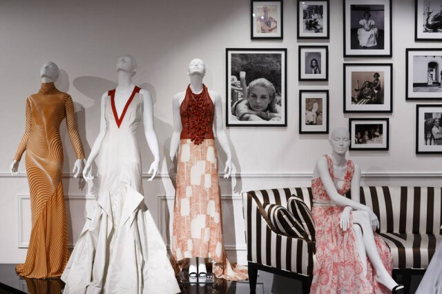 Dustin Chambers/The New York Times Vestidos e imagens estão expostos em "Irreverência Refinada", uma retrospectiva dos 35 anos de carreira da estilista Carolina Herrera