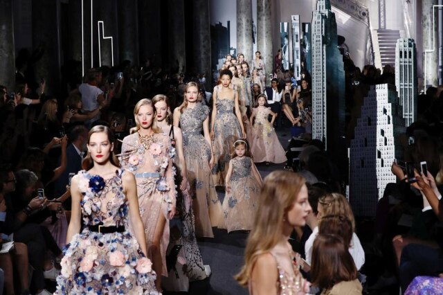 AFP PHOTO / FRANCOIS GUILLOT Os brilhos de Elie Saab se destacaram nas passarelas.