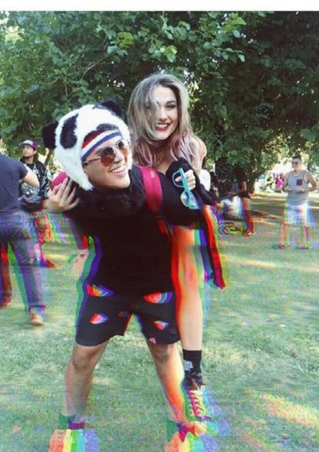 Reprodução/Instagram Sasha tira foto com amigo no Eletric Zoo Festival.