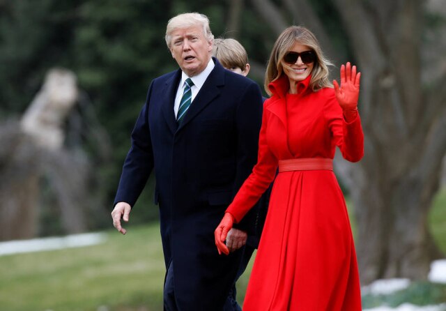 REUTERS/Joshua Roberts Melania e Trump acompanham seu filho Barron na Casa Branca