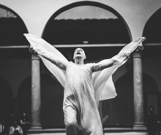 Stefano Casati O artista inglês Lindsay Kemp conduziu um "desfile encenado".