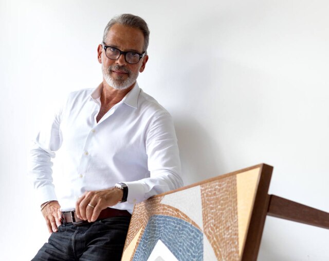 Vicente de Melo O designer Gaspar Saldanha posa com um de seus trabalhos