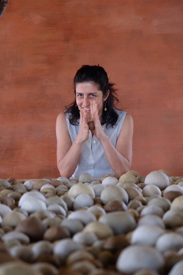 Ruy Teixeira A designer Paula Juchem, que criou a coleção Alquimia, manipulando porções de argila