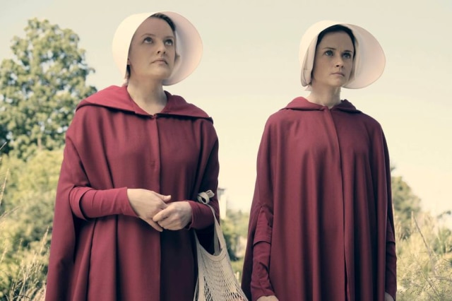 George Kraychyk/Hulu/Divulgação Elisabeth Moss e Alexis Bledel em cena da primeira temporada de 'The Handmaid's Tale'.