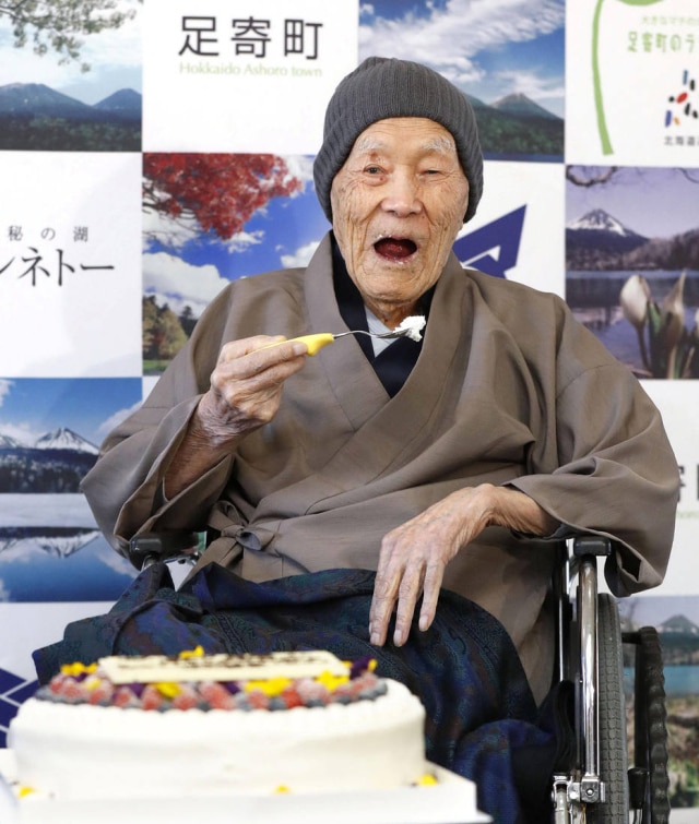 Kyodo / via Reuters Homem mais velho do mundo, Masazo Nonaka se delicia com um pedaço de seu bolo favorito.