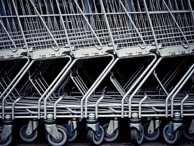 MichaelGaida/Pixabay Mãe não limpou o assento para crianças do carrinho antes de colocar o bebê.