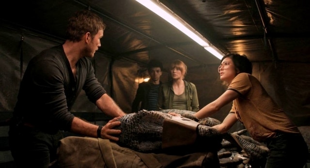 Universal Studios Owen (Chris Pratt), Franklin (Justice Smith), Claire (Bryce Dallas Howard) e Zia (Daniella Pineda) tentam salvar Blue em 'Jurassic World: Reino ameaçado'
