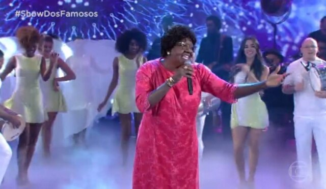 Reprodução 'Show dos Famosos' / Rede Globo Mumuzinho ganhou notas máximas por sua caracterização de Dona Ivone Lara no 'Show dos Famosos'.