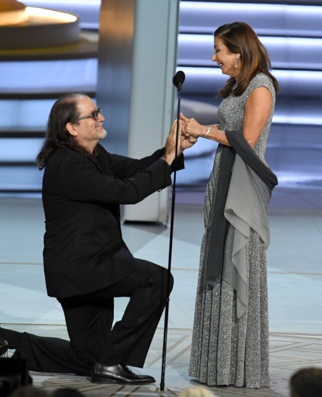 Kevin Winter/Getty Images/AFP Glenn Weiss pedindo Jan Svendsen em casamento no palco do Emmy.