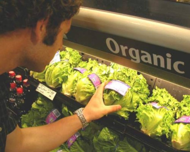 Divulgação 'É tudo uma questão de procurar bem o produto e de conversar com o produtor local', diz Fernanda. Ela afirma pagar R$ 3 em alface orgânico e, às vezes, o mesmo alimento está na feira por R$ 4.