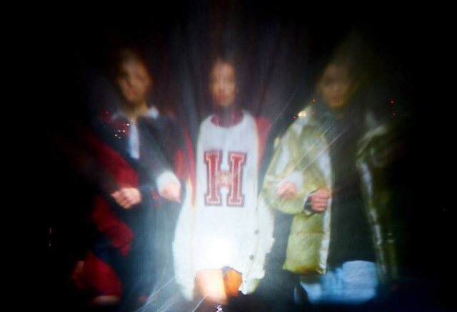 Cortesia Tommy Hilfiger Os hologramas sobre as águas mostram looks da mais nova coleção da marca norte-americana