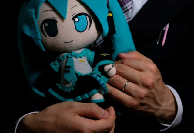 Kwiyeon Ha / Reuters Akihiko Kondo mostra as alianças trocadas com a boneca.