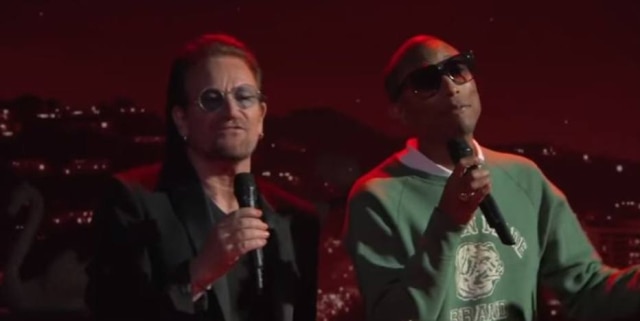 Reprodução/RED Os cantores Bono Vox e Pharrell Williams.