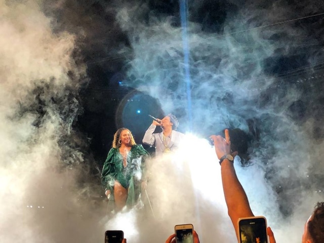 Instagram / @briannaplaza Beyoncé ao lado de seu marido Jay Z no Global Citizen Festival.