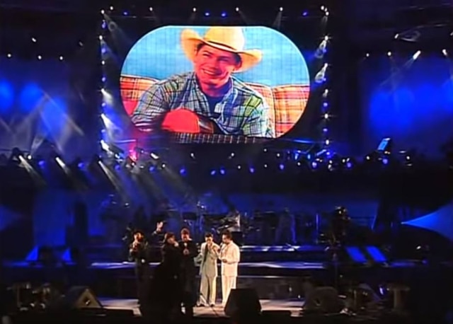 Reprodução de 'Coração Brasileiro' (1998) / Globo Telão homenageia Leandro enquanto os 'Amigos' consolam Leonardo.