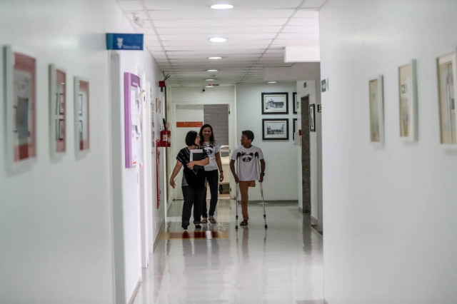 Gabriela Biló/Estadão André foi diagnosticado com osteossarcoma no fêmur e teve de amputar a perna; na Casa Hope, ele sente a autoestima elevada para seguir com o tratamento.