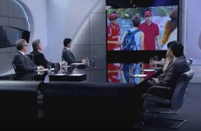 Reprodução de 'Aprendiz - O Retorno' (2013) / Record TV | YouTube / @Aprendiz O Retorno Roberto Justus exibe momento polêmico aos participantes envolvidos na sala de reunião de 'O Aprendiz'.