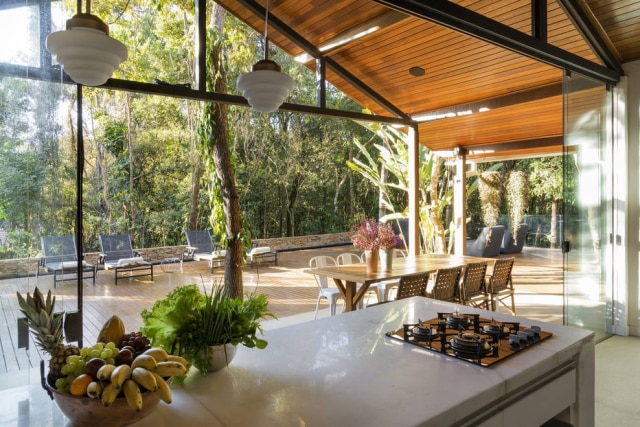 Jomar Bragança O espaço gourmet, que foi construído como anexo, se abre totalmente para a área externa por meio de panos de vidro