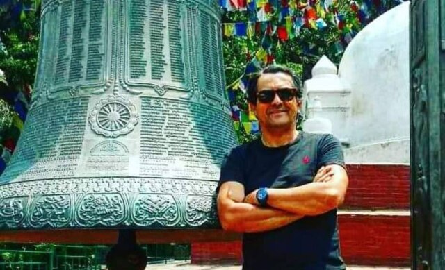 Arquivo pessoal Luiz Thadeu em Katmandu, no Nepal, ao lado de um sino budista.