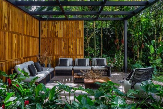 Israel Gollino O Gazebo une paisagismo e decoração e encanta quem visita o espaço logo na entrada