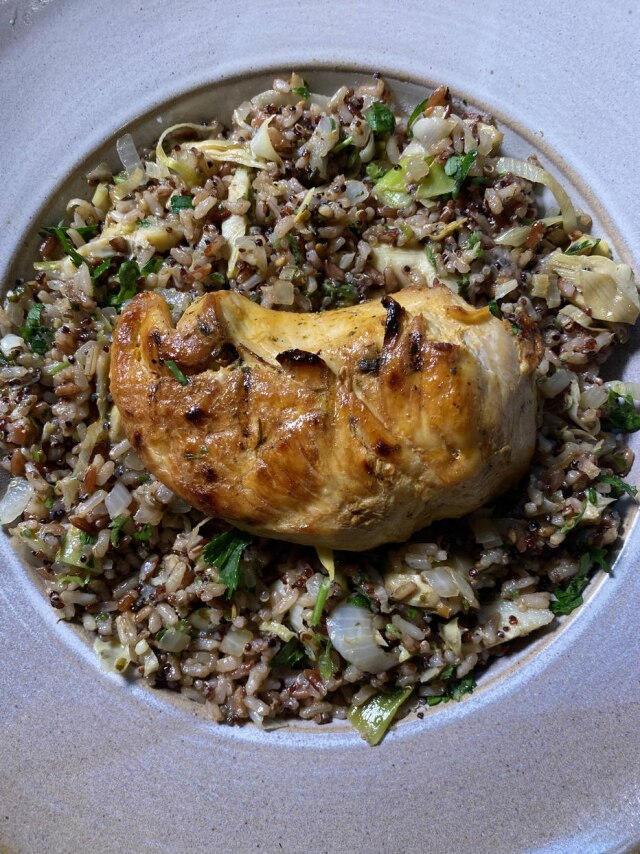 Minialcachofras, alho-poró e arroz sete grãos formam um belo acompanhamento para o frango grelhado. 