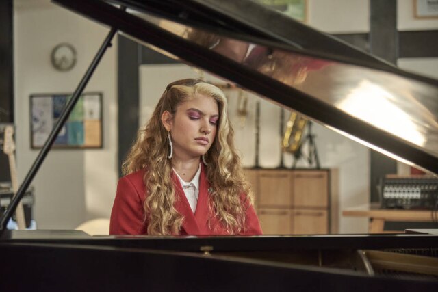 Netflix Giovanna Grigio como Emilia, em 'Rebeldes'
