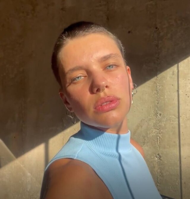 Instagram / @brunalinzmeyer Bruna Linzmeyer adota visual careca após ter tingido o cabelo de verde. Atriz estará no remake de ‘Pantanal’ previsto para estrear na TV Globo em 28 de março.