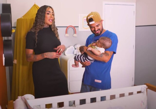 YouTube/Grão de Gente Pepita e seu marido, Kayque, mostram o quarto do filho.