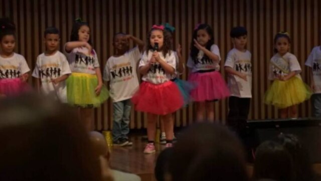 Instagram/ @laura_gabi5 Voz de Laura em apresentação da escola arranca aplausos de pé do público