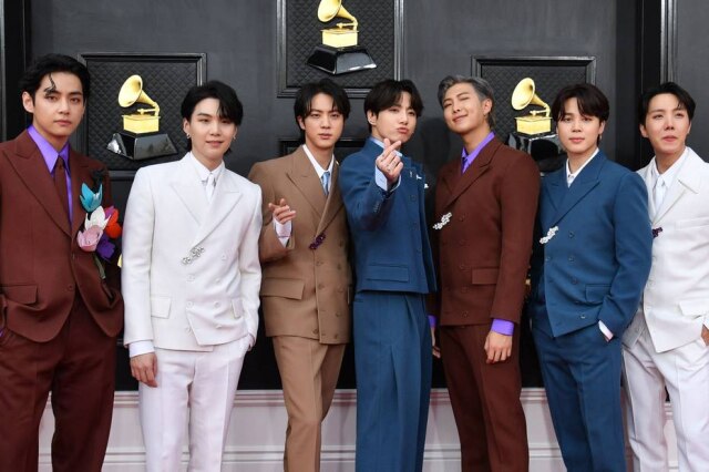 Angela Weiss/AFP Membros do BTS no tapete vermelho do Grammy Awards de 2022. Nesta terça, 14 de junho, o grupo anunciou que entrará em hiatus.