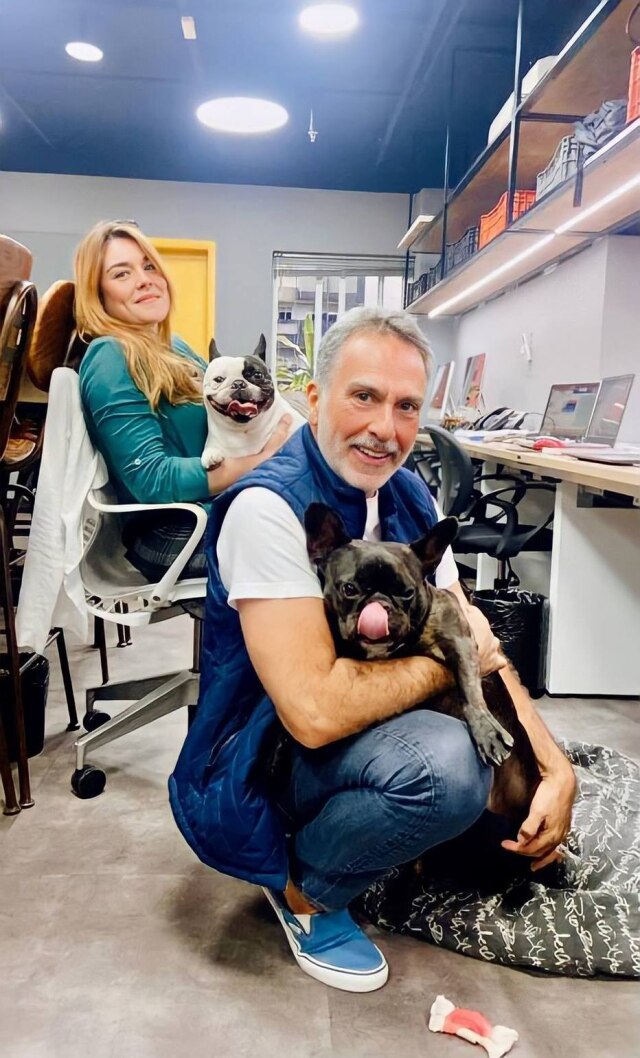 Arquivo pessoal Silvio e Stella com seus cães Cacau e Jamón