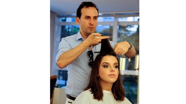 Marcos Proença corta o cabelo da atriz Giovanna Lancellotti