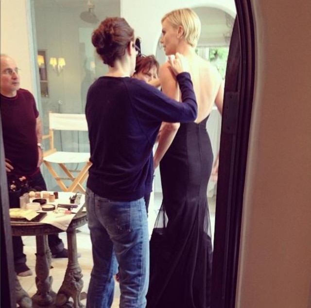 Reprodução/Instagram Leslie Fremar arrumando Charlize Theron