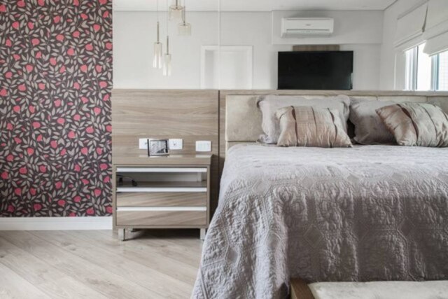Divulgação Quarto com piso laminado que imita madeira em quarto assinado pela arquiteta Patricia Duarte