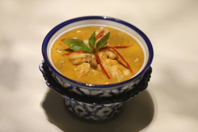 Nilton Fukuda|Estadão Kang mussamun. Curry amarelo, leite de coco e proteína de sua preferência.