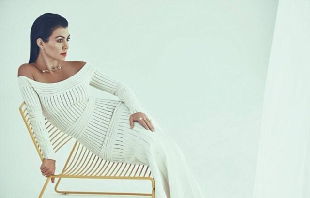 Reprodução/Instagram Kourtney Kardashian estrela as páginas da edição de agosto da You Magazine usando vestido Bárbara Casasola