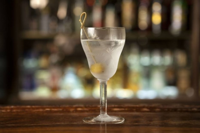 O clássico dry martini. Um drinque simples que envolve muitas controvérsias