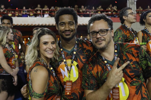 Divulgação/CamaroteN1 Danton Mello e o ator Alfie Enoch