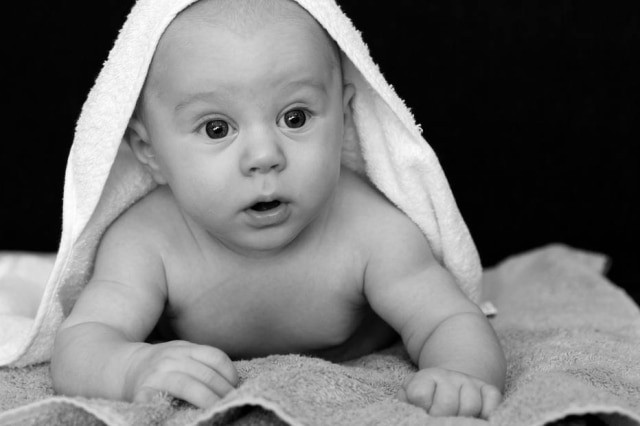 Pixabay Crianças de dois dias a seis meses passam por tratamentos de hidroterapia e massagem