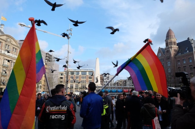 AP/Michael C Corder Protesto nas ruas de Amsterdã em solidariedade ao casal que foi vítima de homofobia