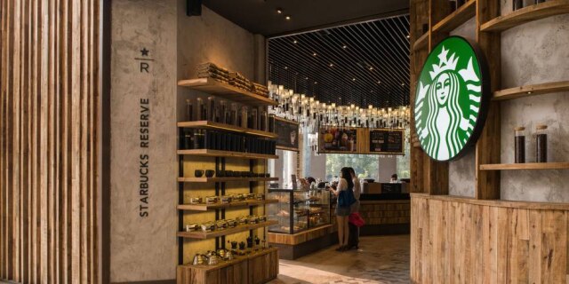 twitter.com/Starbucks Starbucks chinês faz promoção para quem leva a própria xícara mas não precisa bem o que isso significa.