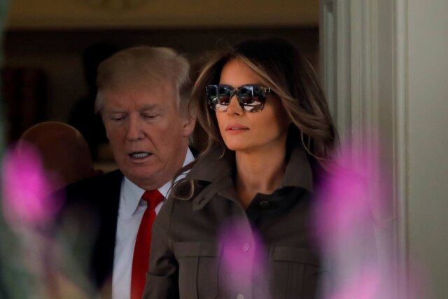 Carlos Barria/Reuters Na última sexta-feira, 15, o presidente dos Estados Unidos Donald Trump protagonizou novo momento bizarro com Melania