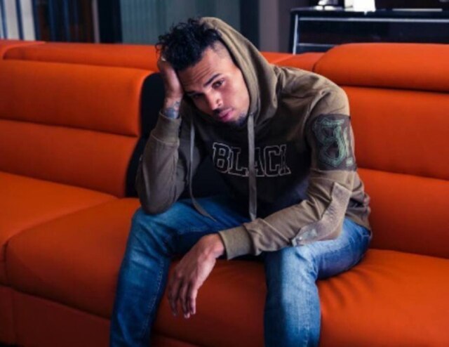 Instagram/@chrisbrownofficial Chris Brown foi fotografado enforcando uma mulher.