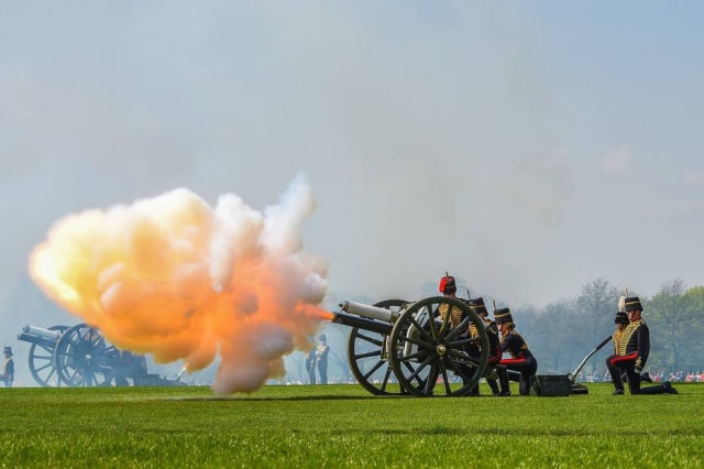 Pete MacLaine / EFE Membros da Kings Troop Royal Horse Artillery, durante disparo de tiros em homenagem ao 92º aniversário da rainha Elizabeth II.