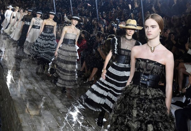 Models present creations for Dior during the 2019 Dior Croisiere (Cruise) fashion show on May 25, 2018 at the domaine de Chantilly, near Paris. / AFP PHOTO / Bertrand GUAY