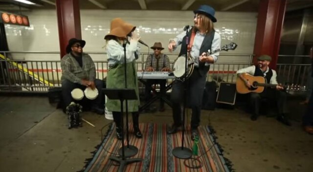 YouTube/latenight Christina Aguilera e Jimmy Fallon se disfarçaram e cantaram em metrô de NY.