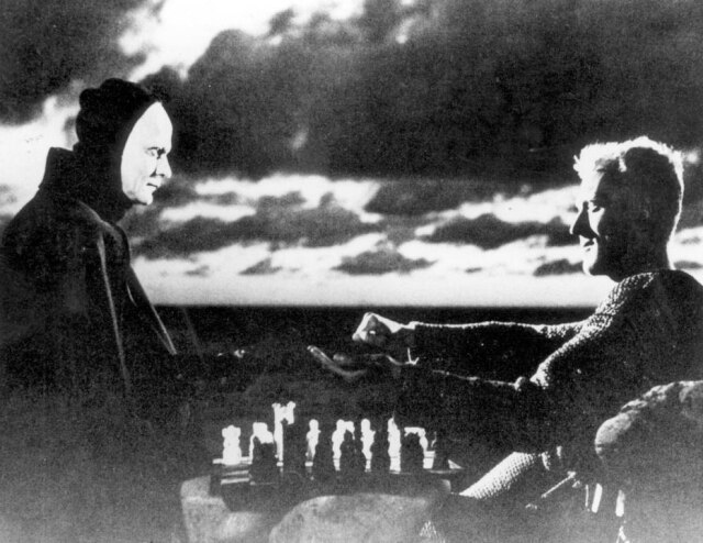 O Sétimo Selo/Versátil Filmes Uma cena emblemática de 'O Sétimo Selo' (1957), em que um cavaleiro medieval defende a vida numa disputa de xadrez com a Morte