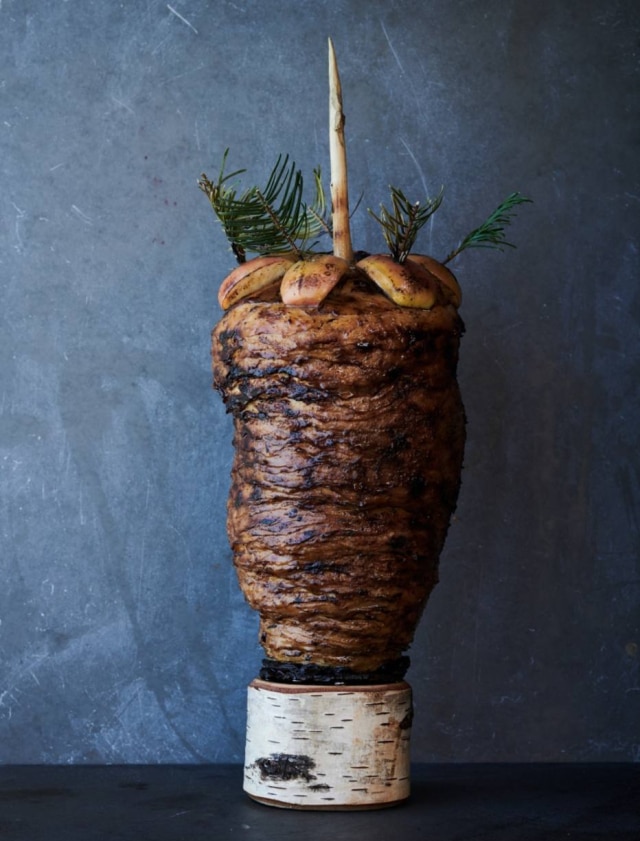 Ditte Isager Shawarma: finas fatias de aipo-rábano, assadas na brasa ganham aroma de trufas e de uma infusão de cogumelos.